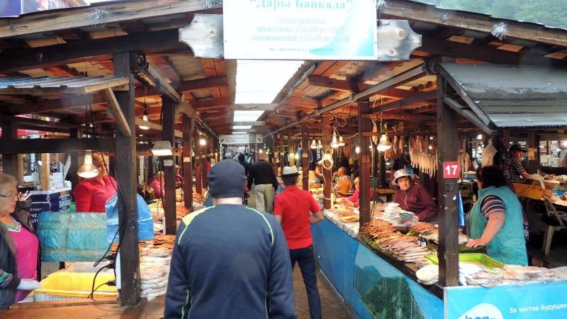 O mercado e os peixes defumados